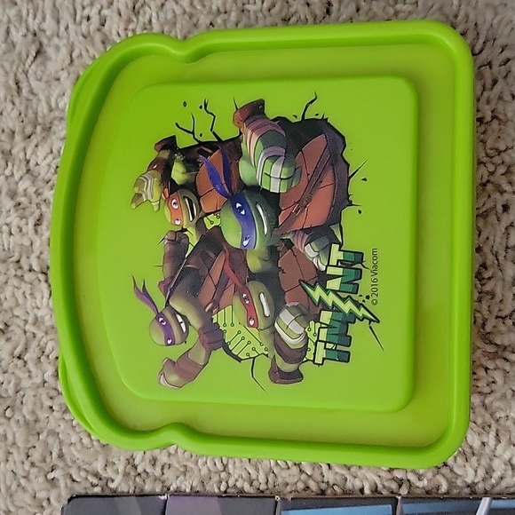 Ninja Turtle Metal Lunch box with sandwiche box, 3 snack holders and 2 puzzles. - Picture 5 of 11